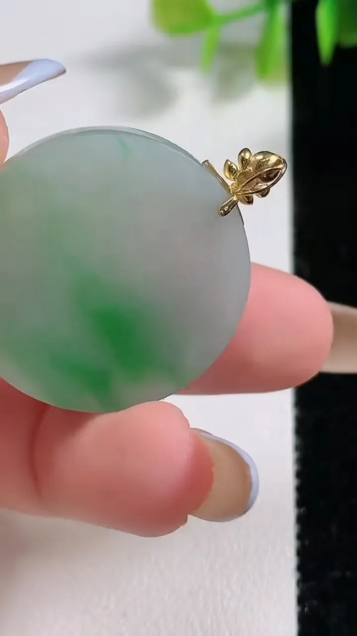 天然A货翡翠无事牌吊坠，尺寸27.8-3.7，重量:7.78g
11月10日