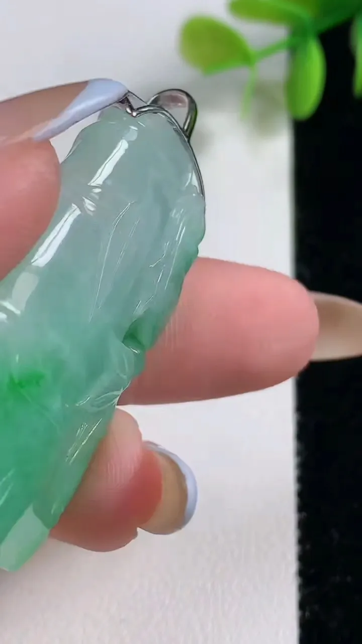 天然A货翡翠节节高升 竹节吊坠，尺寸44-23-8.5，重量:17.45g
11月10日