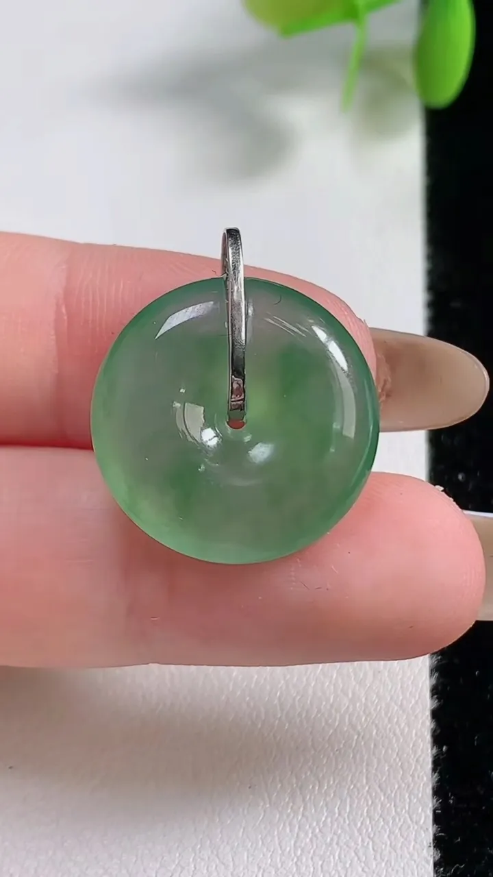 天然A货翡翠平安扣吊坠，尺寸19.6-5，重量:4.31g
11月10日
