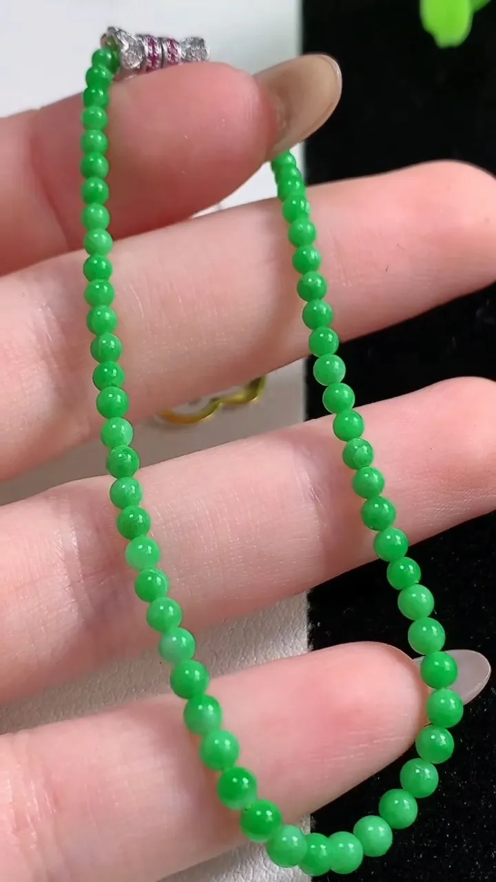 天然A货翡翠小米圆珠手串61颗，尺寸2.4，重量:2.99g11月10日
工厂直销收藏佳品,种好水足