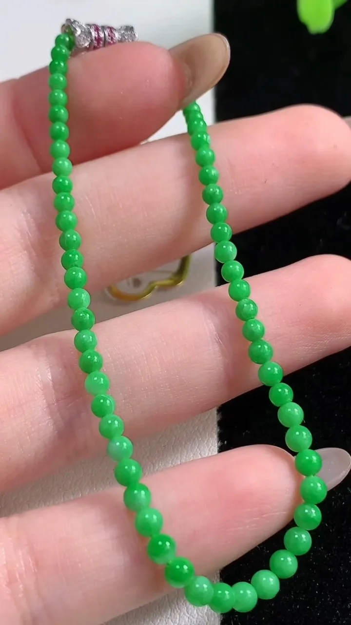 天然A货翡翠小米圆珠手串61颗，尺寸2.4，重量:2.99g11月10日
工厂直销收藏佳品,种好水足，色泽均匀，有种有色，上手高大气！
