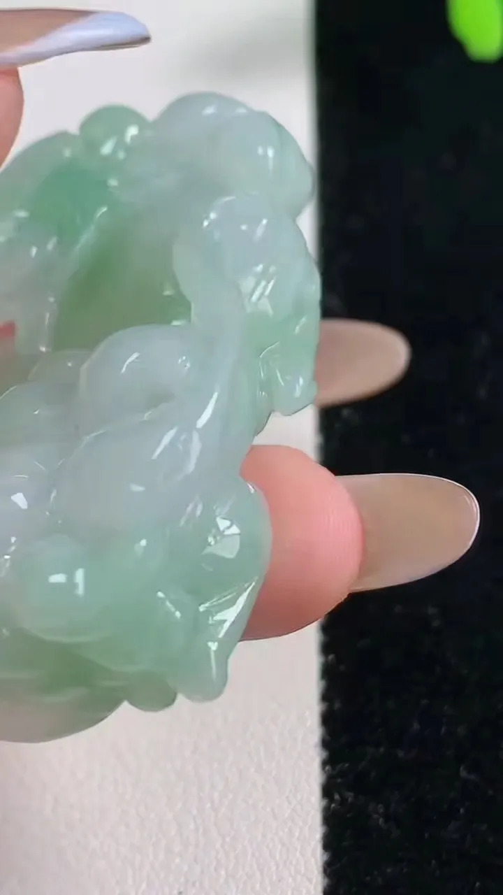 天然A货翡翠霸王貔貅吊坠，尺寸46.6-25-12，重量:35.81g
11月10日