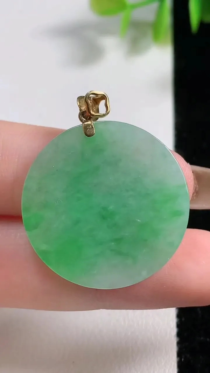 天然A货翡翠无事牌吊坠，尺寸27.3-2.5，重量:5.55g
11月10日