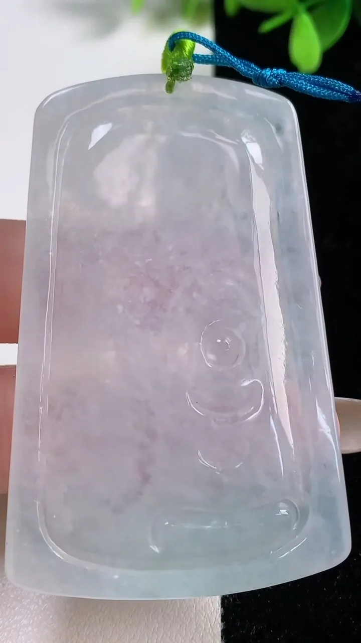 天然A货翡翠虚空藏菩萨吊坠，尺寸64-40.3-6.1，重量:33.97g
11月10日