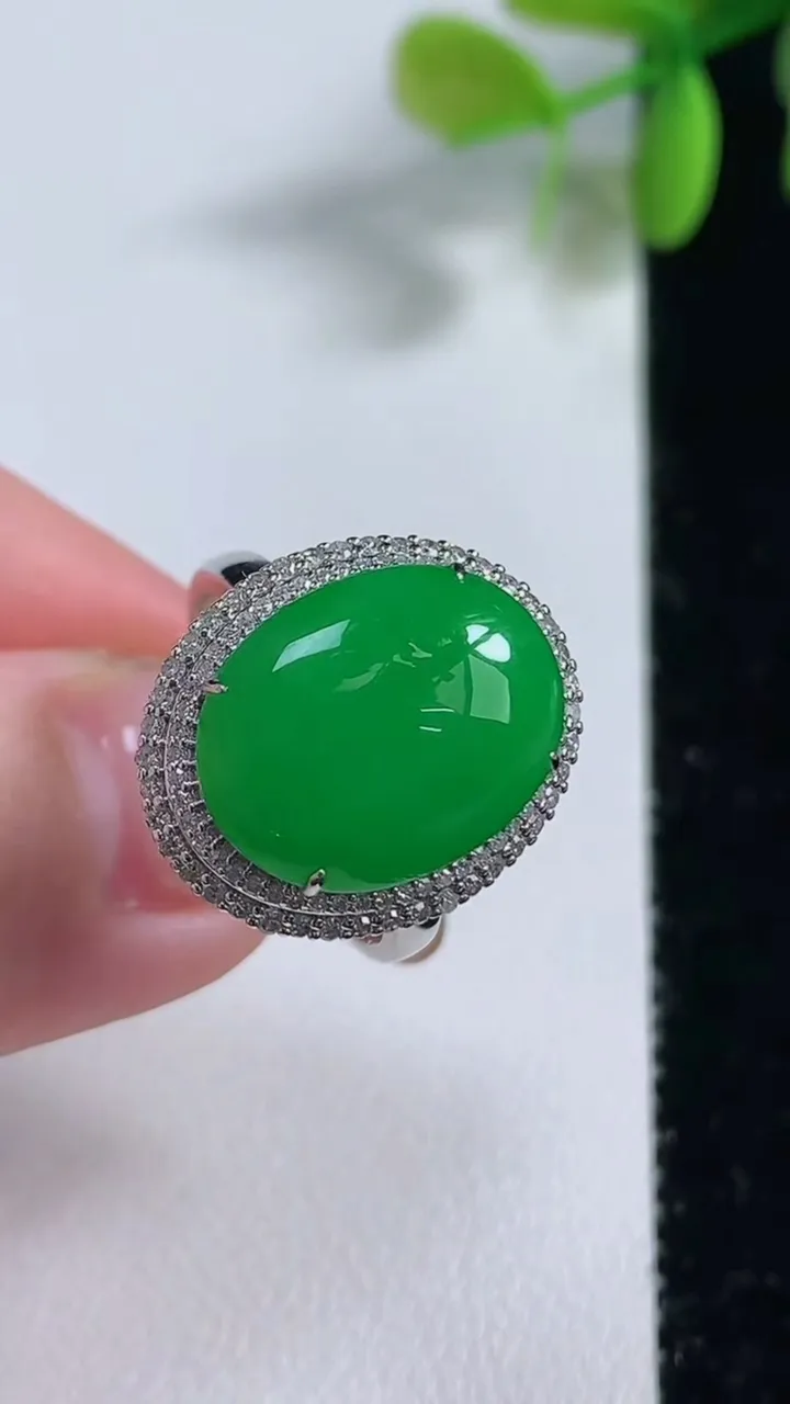 天然A货翡翠蛋面戒指，尺寸18-15.2-11.8-8.7，重量:4.54g2025年11月10日
