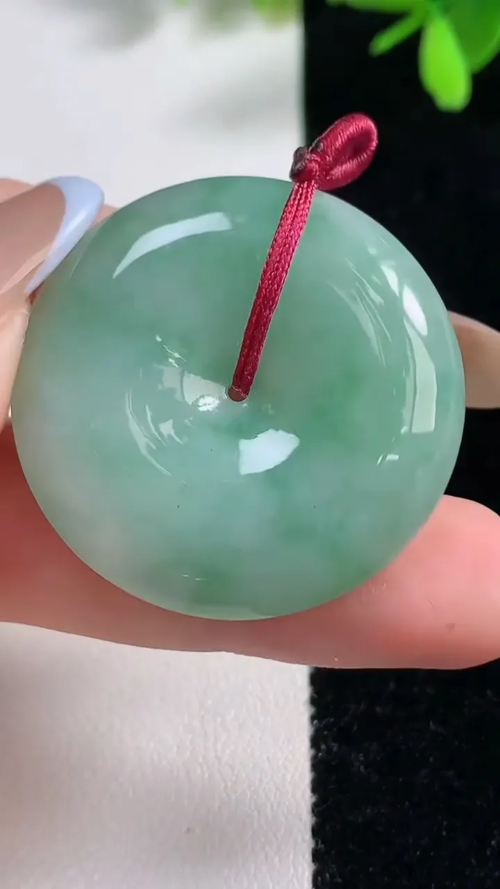 天然A货翡翠平安扣吊坠，尺寸33.7-7.3，重量:17.18g
11月10日