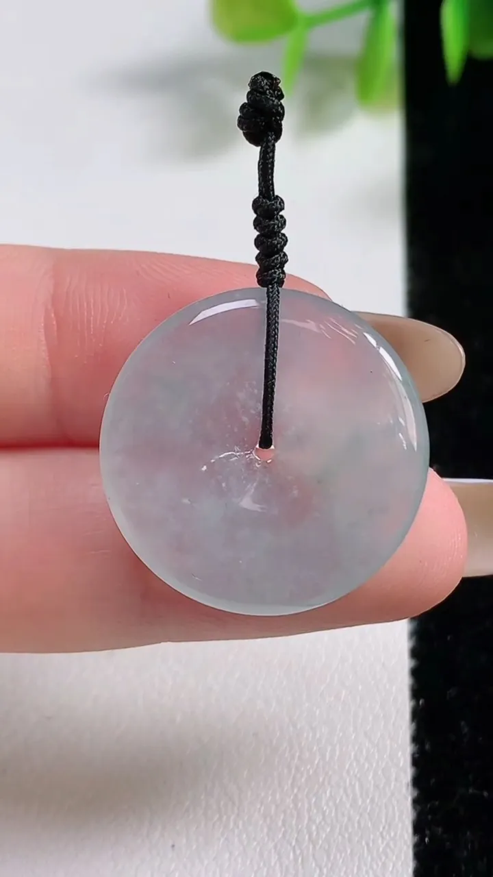 天然A货翡翠冰种飘花平安扣吊坠，尺寸23.6-3.7，重量:4.53g
11月10日