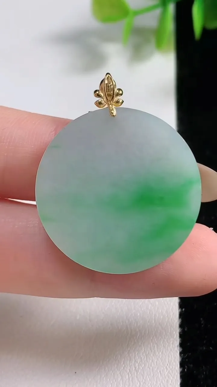 天然A货翡翠无事牌吊坠，尺寸27.8-3.7，重量:7.78g
11月10日