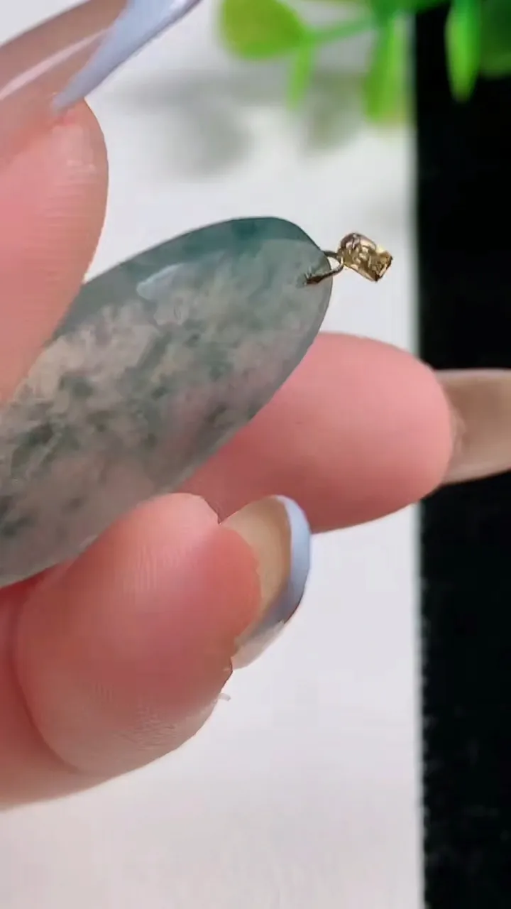 天然A货翡翠种飘花无事牌吊坠，尺寸32.2-19-2.1，重量:3.67g
11月10日