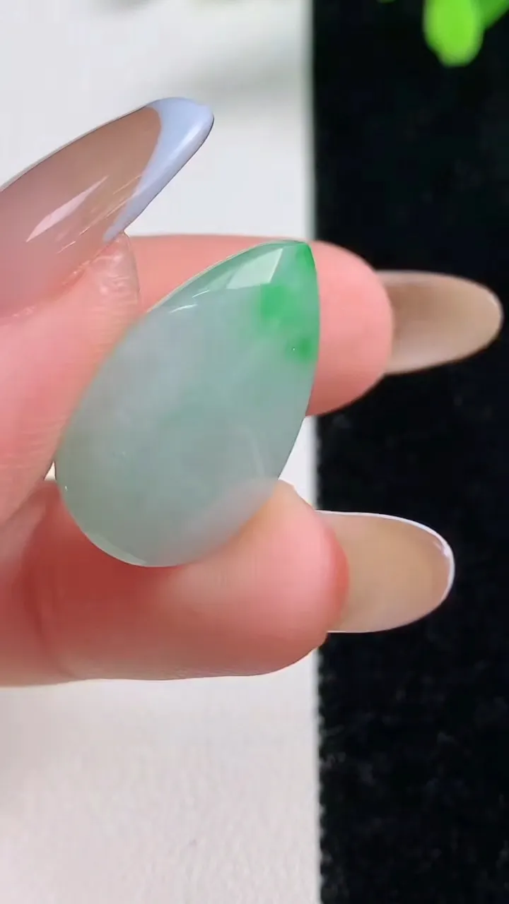 天然A货翡翠水滴镶嵌件，尺寸22.6-16-9，重量:5.43g
11月10日