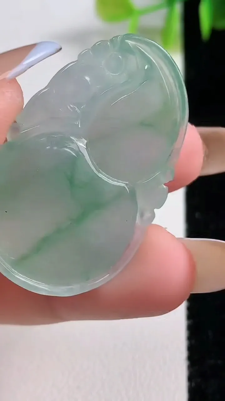 天然A货翡翠冰种飘花葫芦吊坠，尺寸37.8-23.8-5.5，重量:8.81g
11月10日