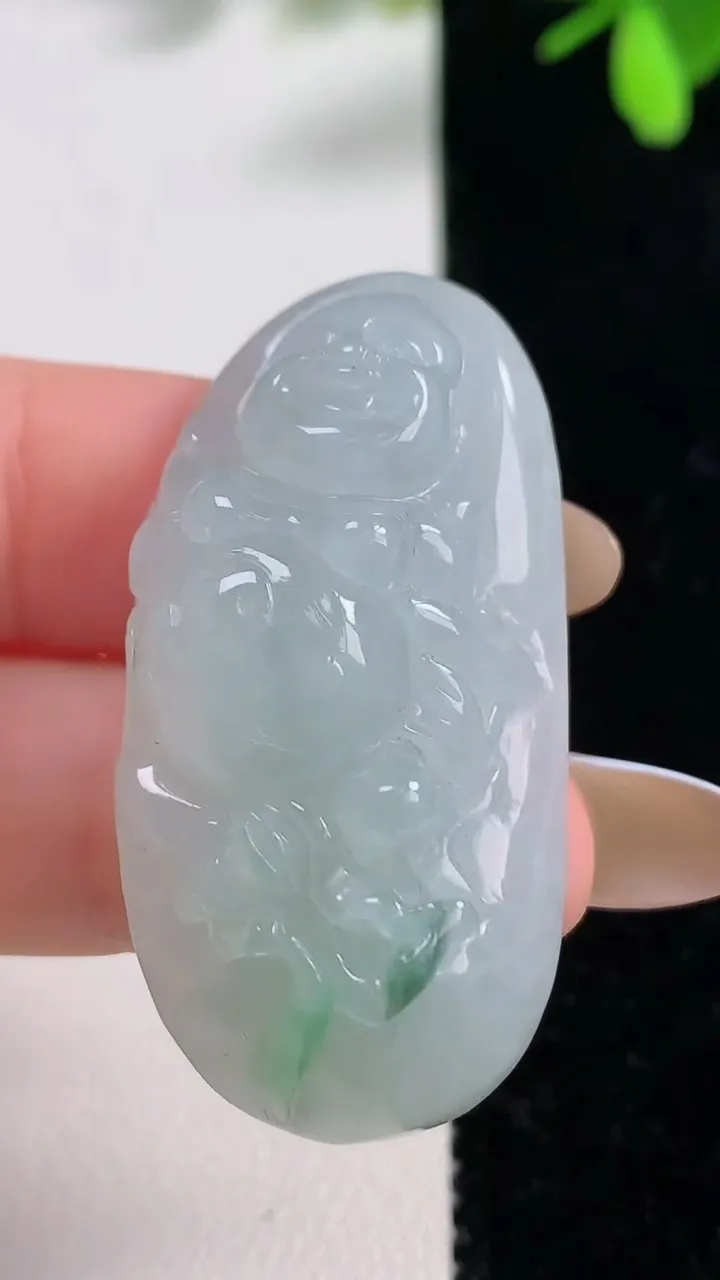 天然A货翡翠飘花弥勒佛公吊坠，尺寸42.6-19.2-11.7，重量:18.32g
11月10日