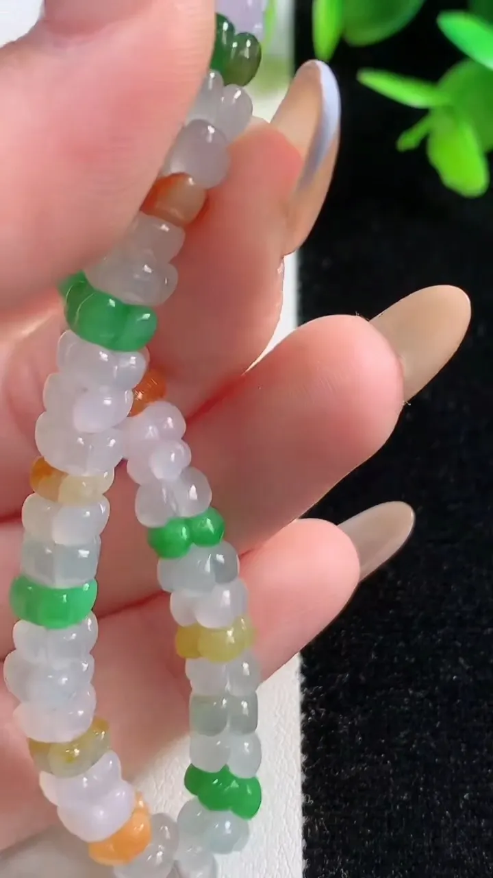 天然A货翡翠种三彩莲花手串50颗，尺寸6.4-3，重量:14.87g11月10日
工厂直销收藏佳品,种好水足，色泽均匀，有种有色，上手高大气！