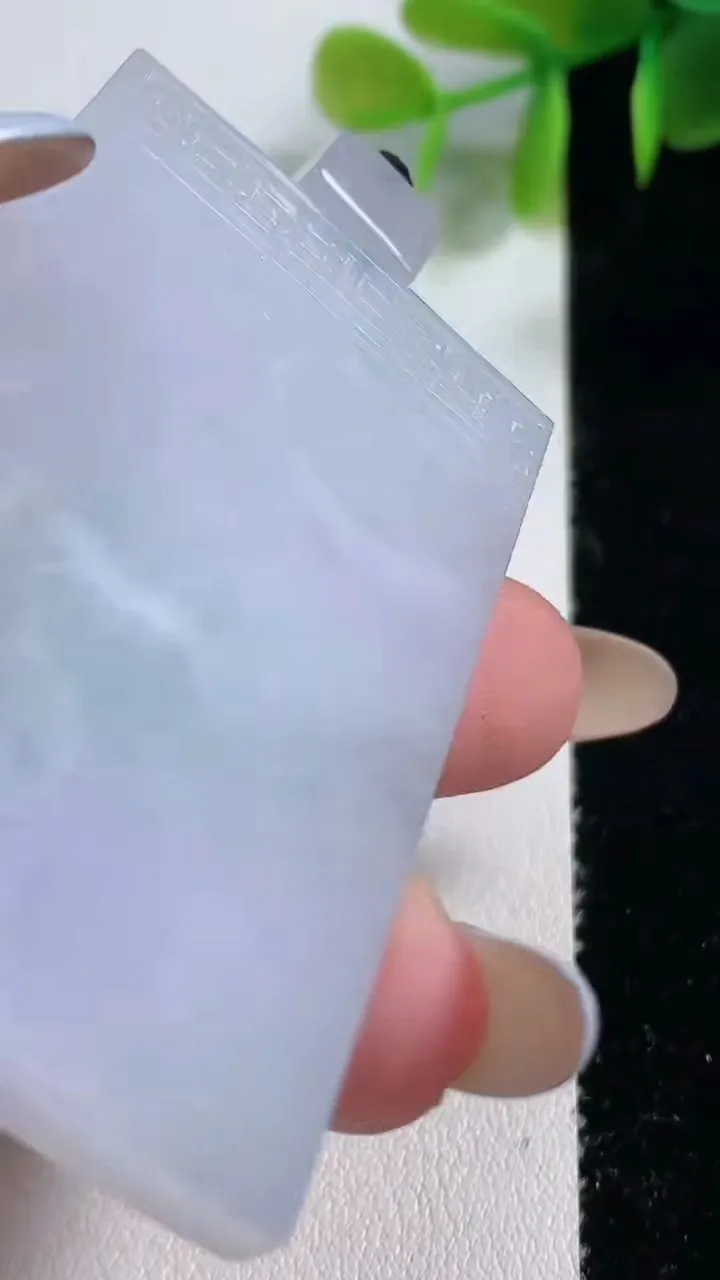 天然A货翡翠无事牌吊坠，尺寸56.5-35.4-5.7，重量:35.73g
11月10日