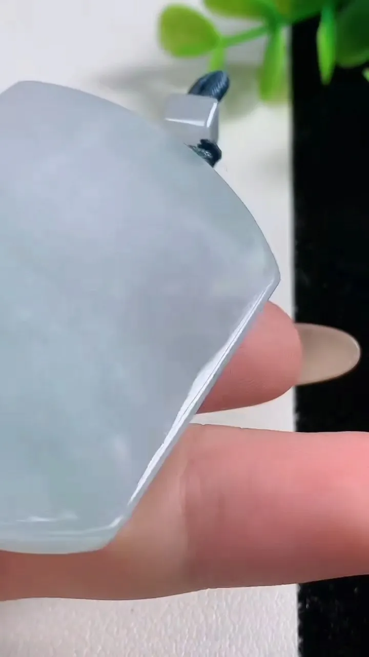 天然A货翡翠无事牌吊坠，尺寸52.6-39.4-5.5，重量:32.09g
11月10日