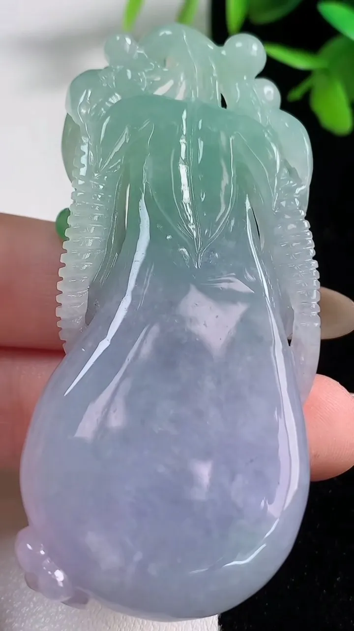 天然A货翡翠佛手吊坠，尺寸69.7-31.6-12.6，重量:51.76g
11月10日