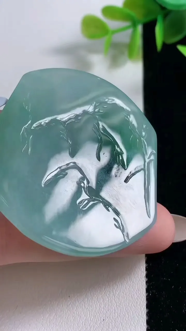 天然A货翡翠虚空藏菩萨吊坠，尺寸49.4-44.3-4.7，重量:22.28g
11月10日