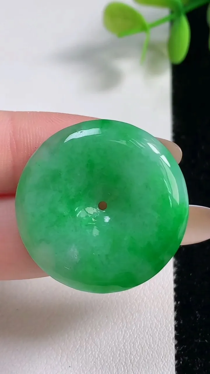 天然A货翡翠平安扣吊坠，尺寸29.8-5，重量:10.00g
11月10日