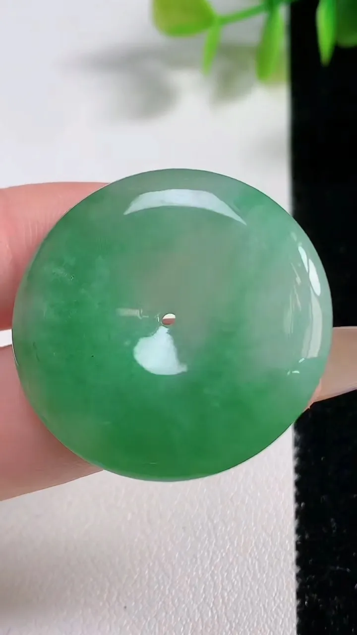 天然A货翡翠平安扣吊坠，尺寸32-4.8，重量:10.88g
11月10日