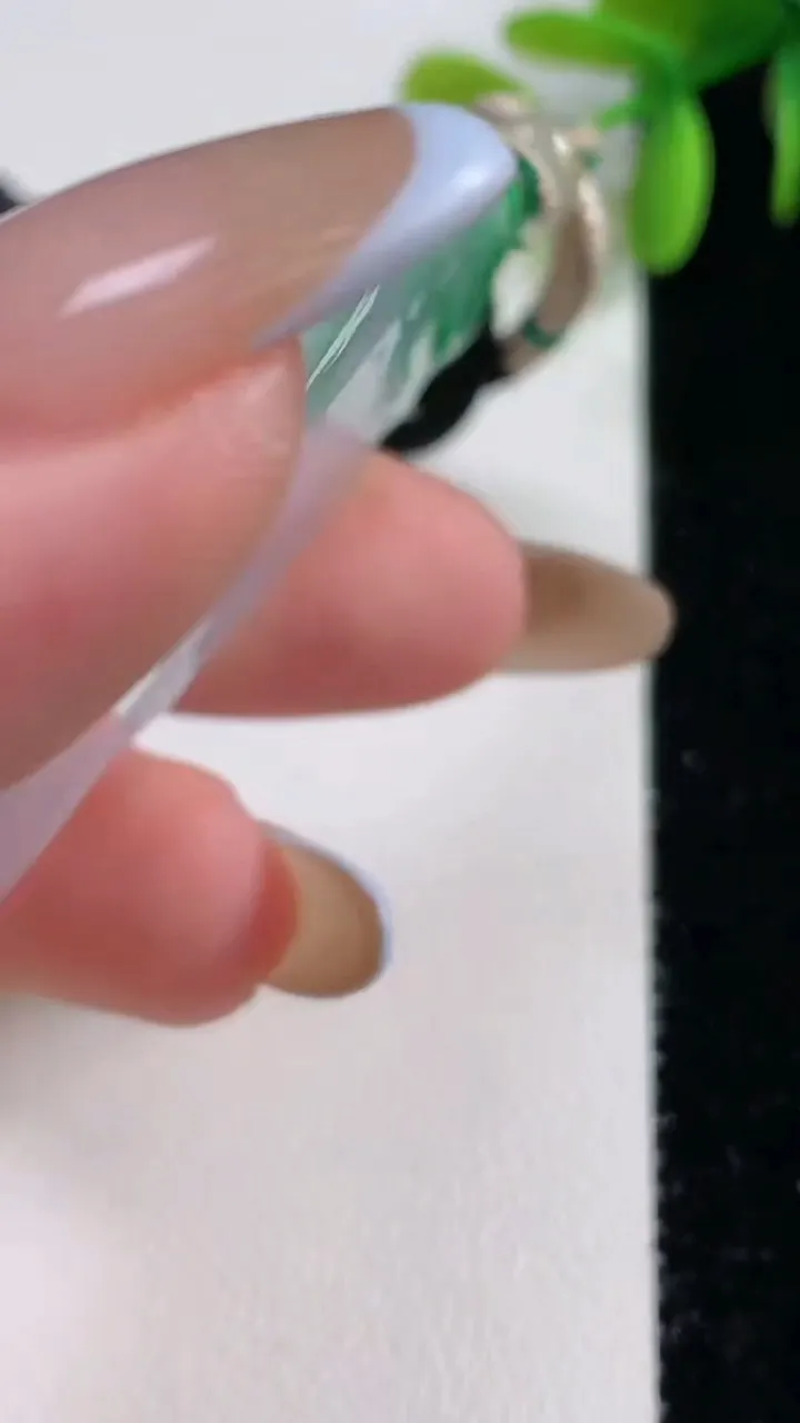 天然A货翡翠观音菩萨吊坠，尺寸67-39-8.4，重量:37.76g
11月10日