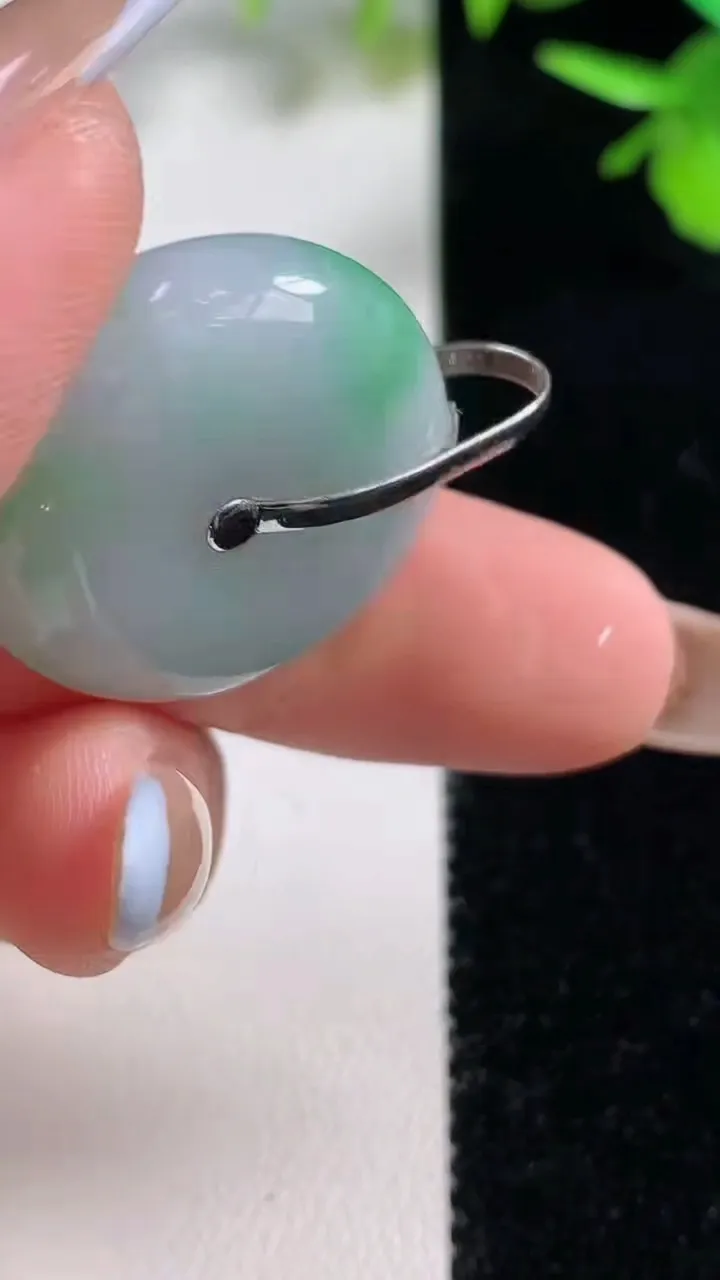 天然A货翡翠平安扣吊坠，尺寸24.3-8.7，重量:11.74g
11月10日