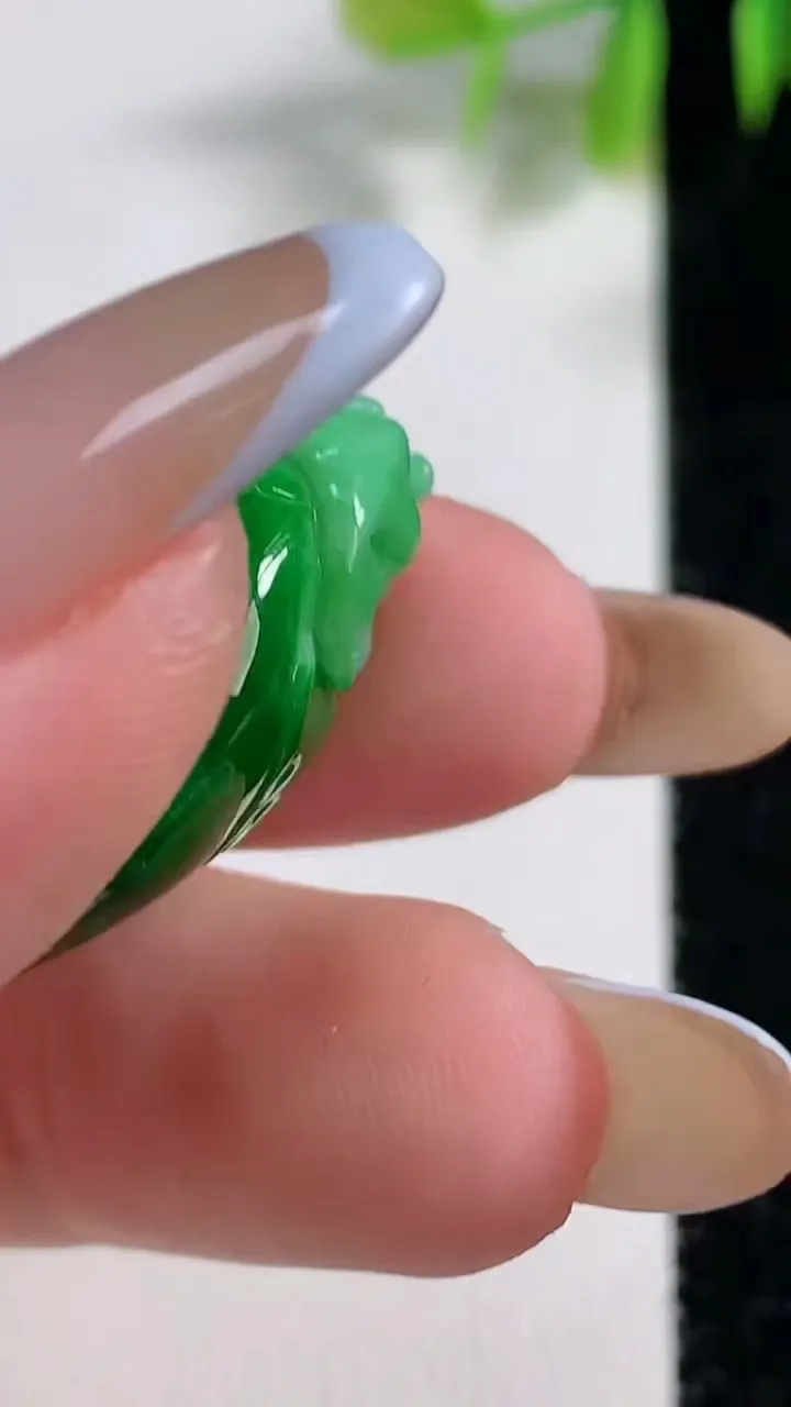 天然A货翡翠福瓜吊坠，尺寸27.5-17.2-12，重量:9.17g
11月10日