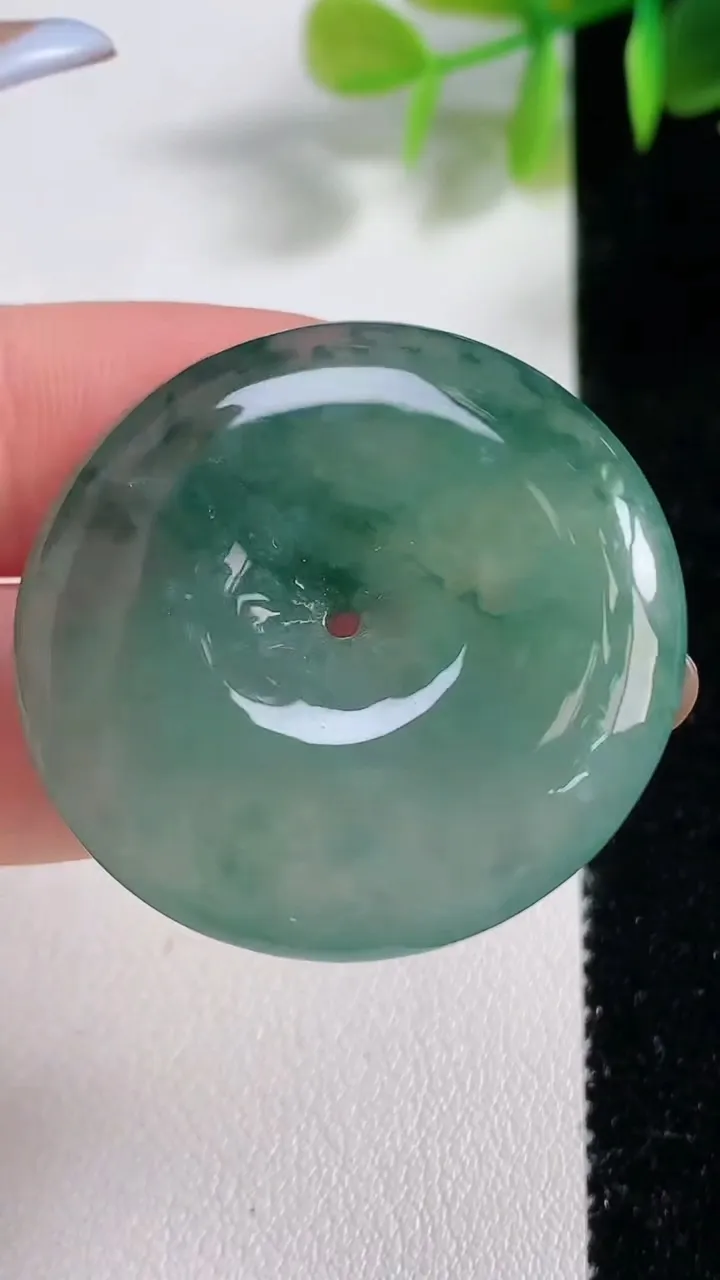 天然A货翡翠冰种飘花平安扣吊坠，尺寸34.5-6.3，重量:15.17g
11月10日