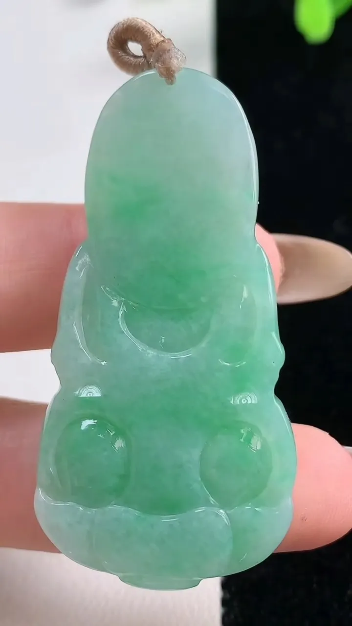 天然A货翡翠观音菩萨吊坠，尺寸49.5-25.7-7.6，重量:17.19g
11月10日