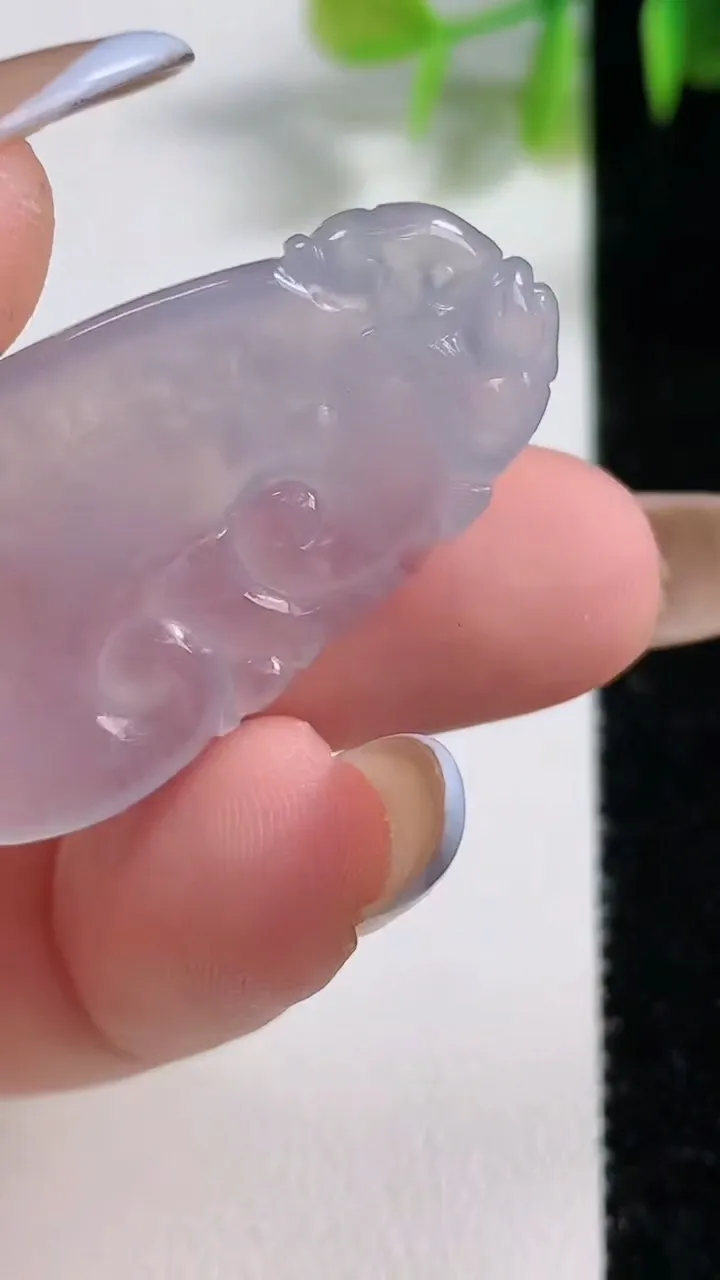 天然A货翡翠冰种紫罗兰如意吊坠，尺寸37.3-20-4.1，重量:7.24g
11月10日