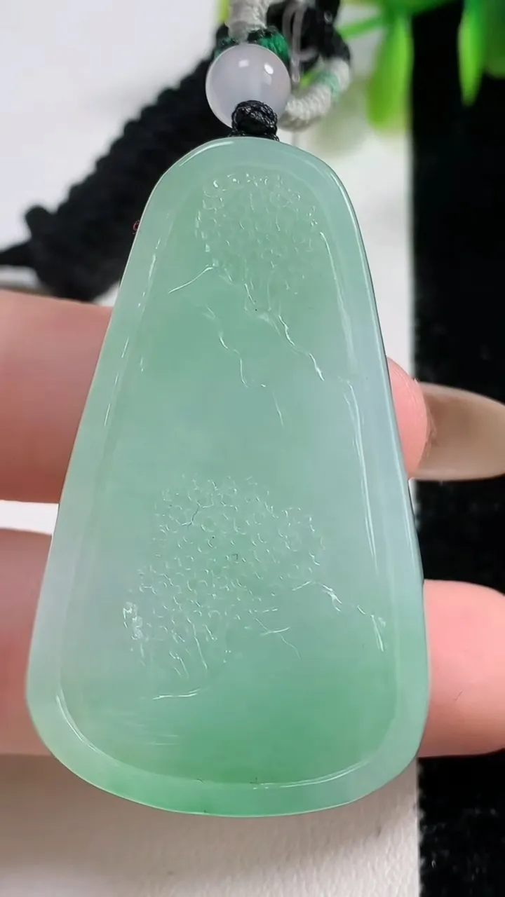 天然A货翡翠山水牌吊坠，尺寸47.6-28.3-10，重量:31.19g
11月10日