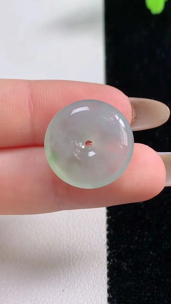 天然A货翡翠小平安扣吊坠，尺寸18.8-4.7，重量:3.48g
11月10日