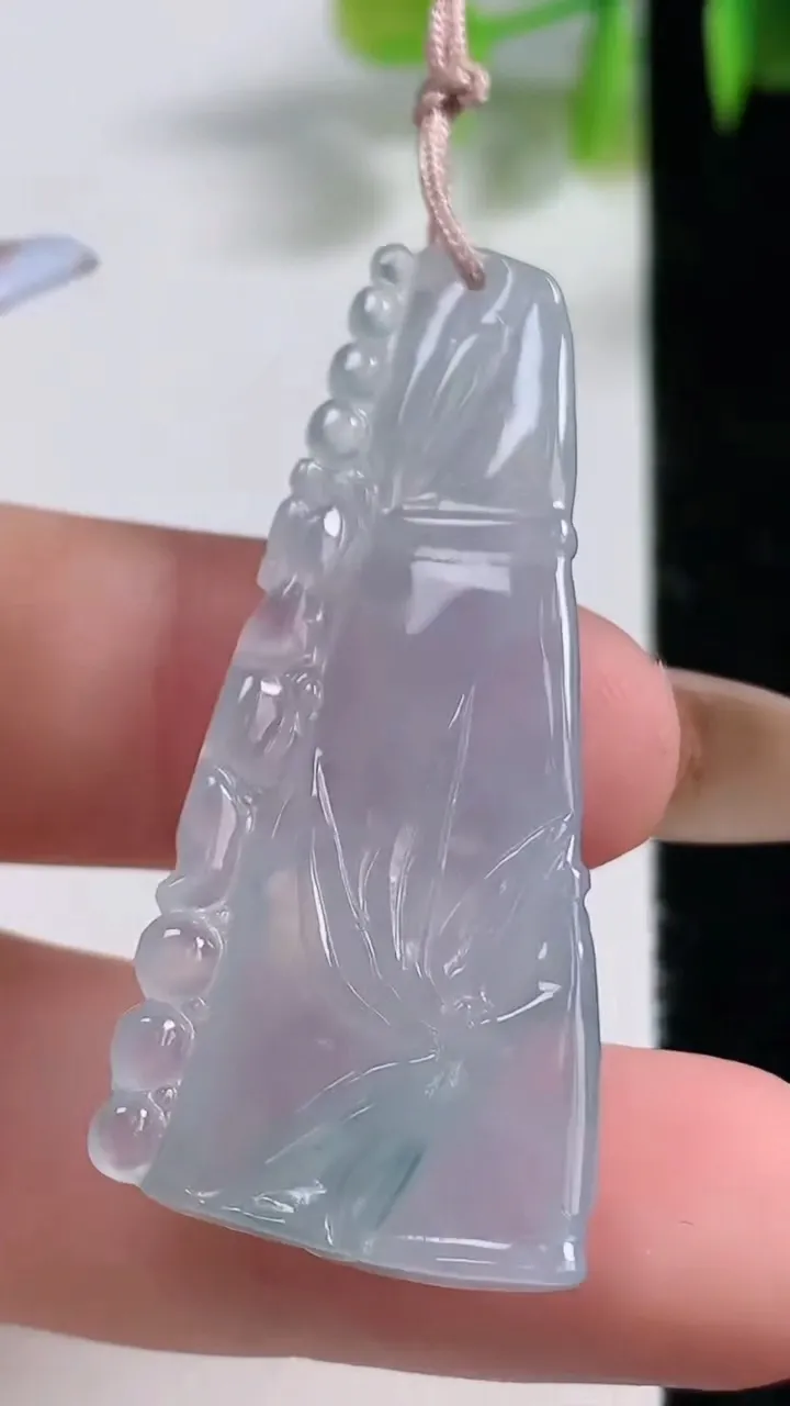 天然A货翡翠冰种飘花节节高升 竹节吊坠，尺寸44-19.8-5.4，重量:7.93g
11月10日