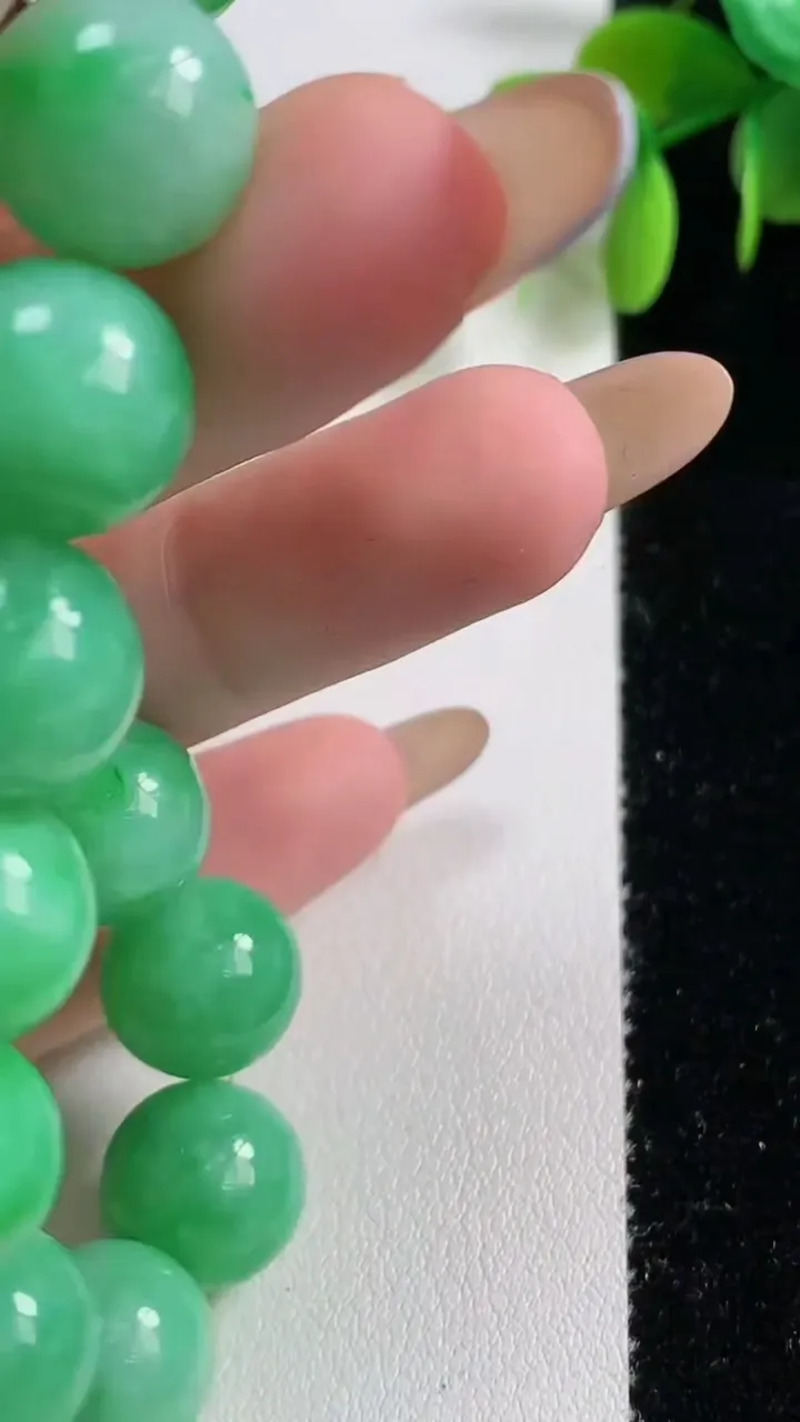 天然A货翡翠圆珠手串16颗，尺寸12，重量:46.89g11月10日
工厂直销收藏佳品,种好水足，色泽均匀，有种有色，上手高大气！