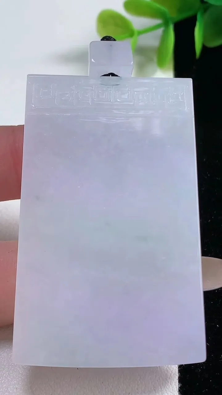 天然A货翡翠无事牌吊坠，尺寸56.5-35.4-5.7，重量:35.73g
11月10日