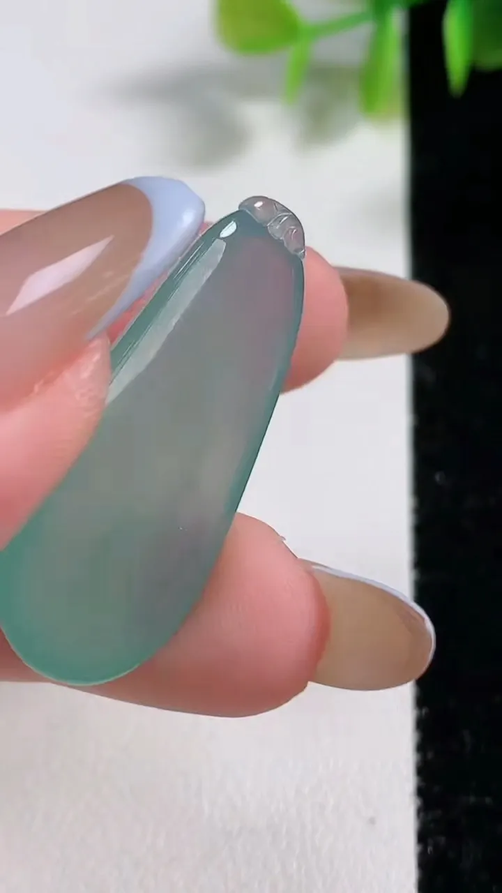 天然A货翡翠福瓜吊坠，尺寸35-15.5-5.1，重量:6.09g
11月10日