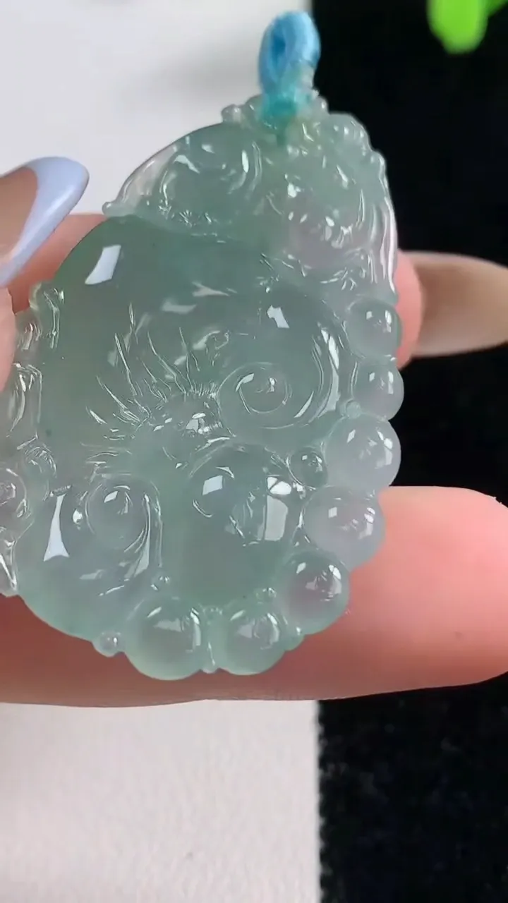 天然A货翡翠冰种飘花如意吊坠，尺寸41-28-5.5，重量:9.33g
11月10日