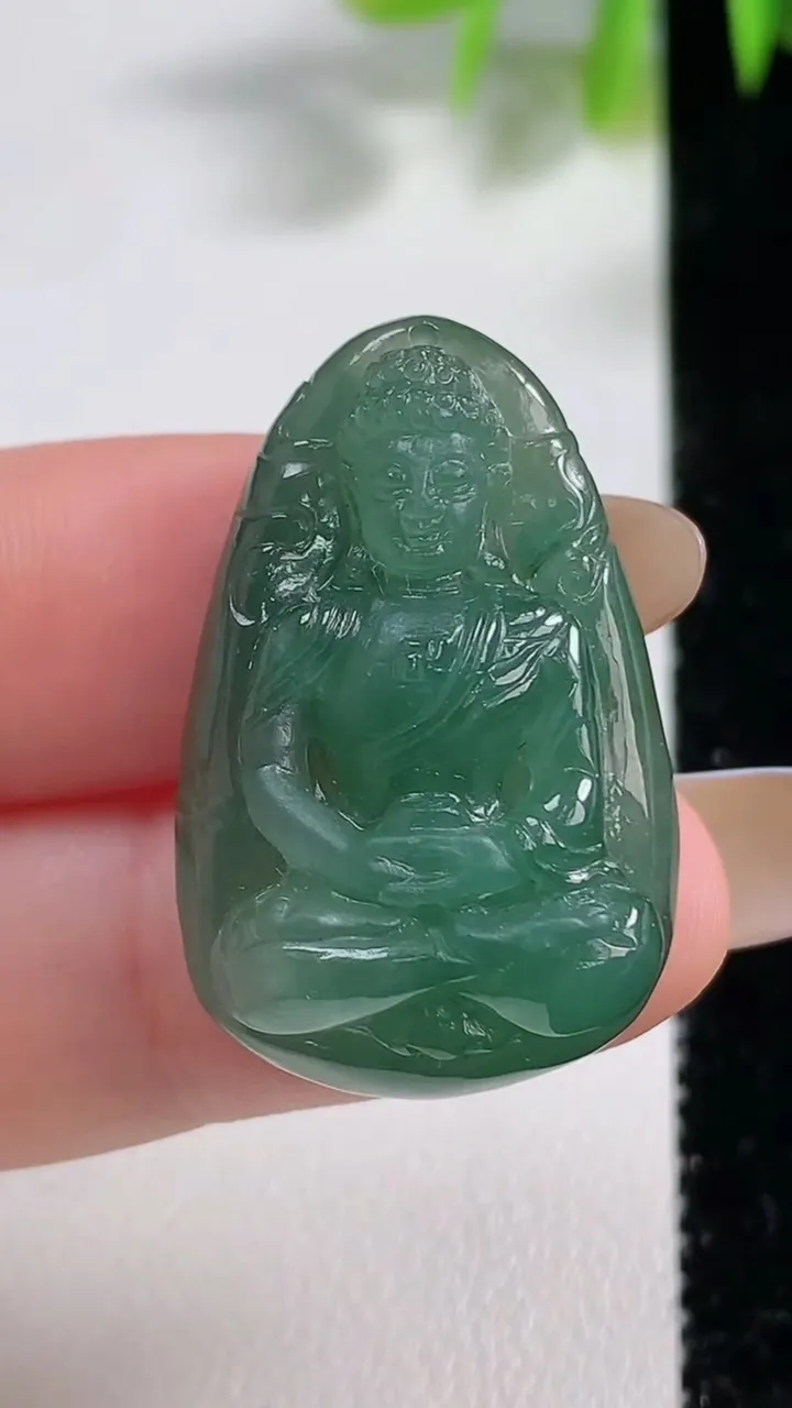 天然A货翡翠大日如来吊坠，尺寸31-19.8-9.6，重量:10.08g
11月10日