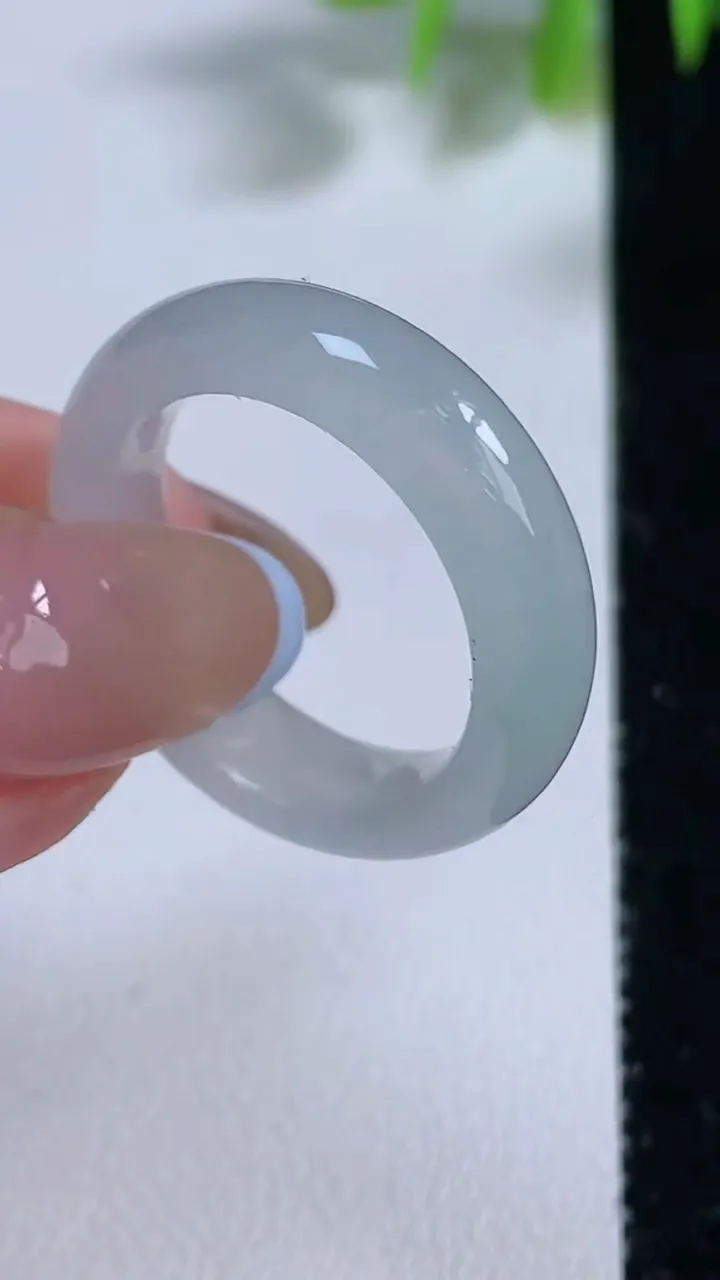 天然A货翡翠指环 戒指，尺寸19.5-6.4-3.7，重量:5.48g2025年11月10日
工厂直销收藏佳品,种好水足，色泽均匀，有种有色，上手高大气！