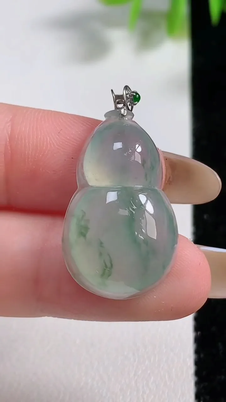 天然A货翡翠种飘花葫芦吊坠，尺寸24.5-16-6.5，重量:4.19g
11月10日
