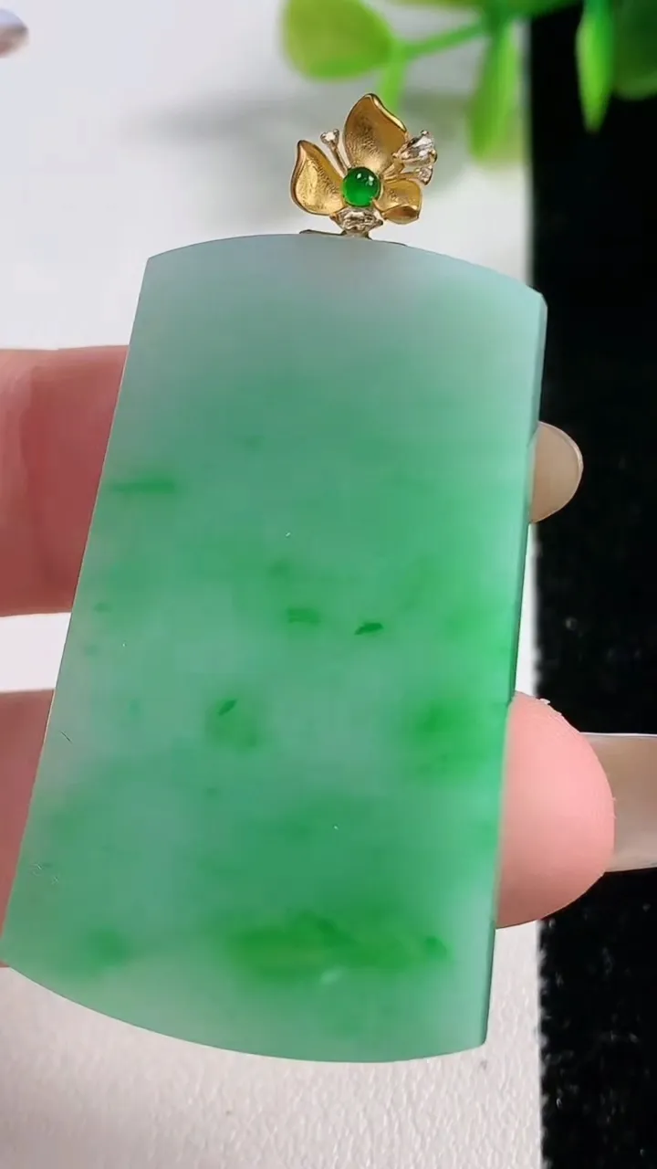 天然A货翡翠无事牌吊坠，尺寸43-26.2-3.5，重量:12.31g
11月10日