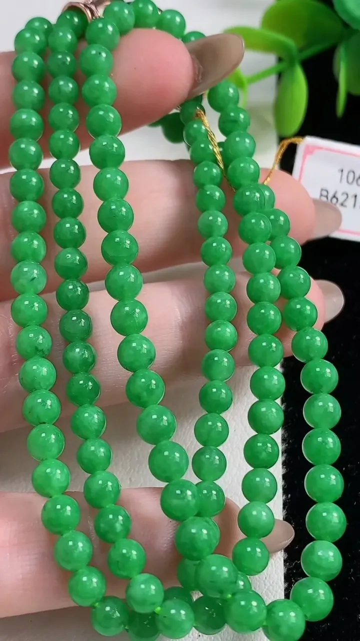 天然A货翡翠小米圆珠项链125颗，尺寸4，重量:21.66g11月10日
工厂直销收藏佳品,种好水足，色泽均匀，有种有色，上手高大气！