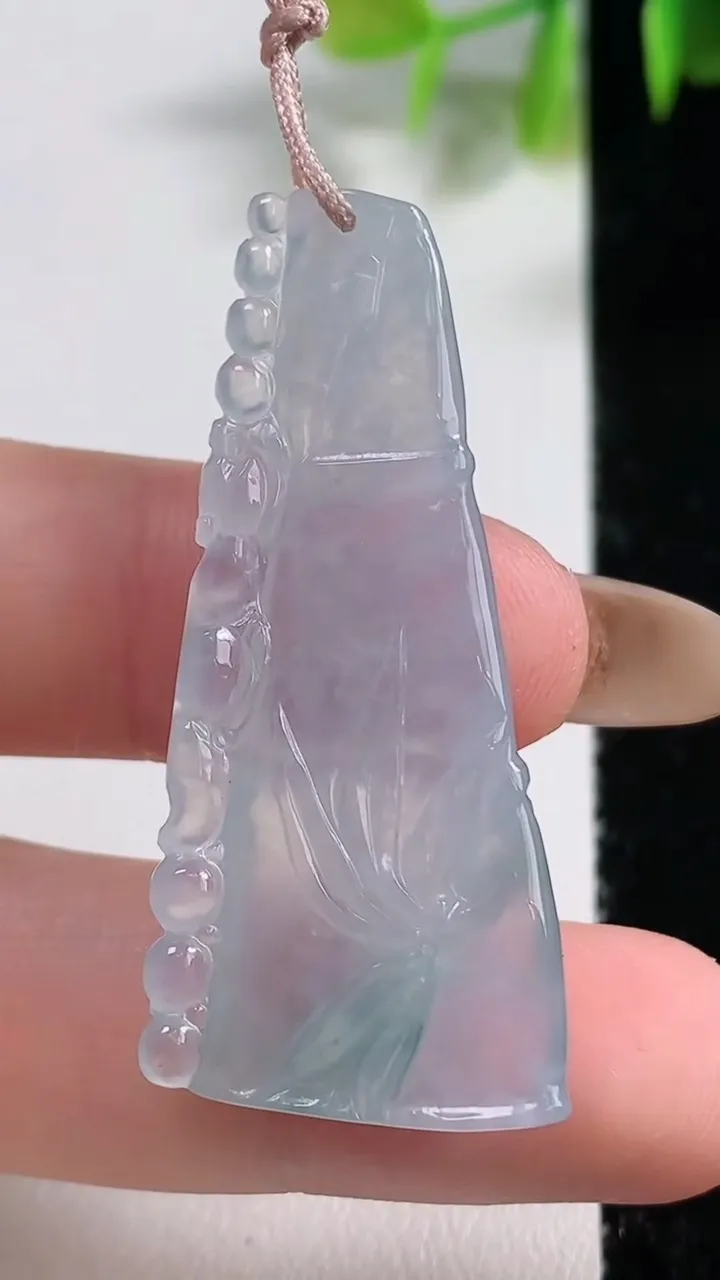 天然A货翡翠冰种飘花节节高升 竹节吊坠，尺寸44-19.8-5.4，重量:7.93g
11月10日