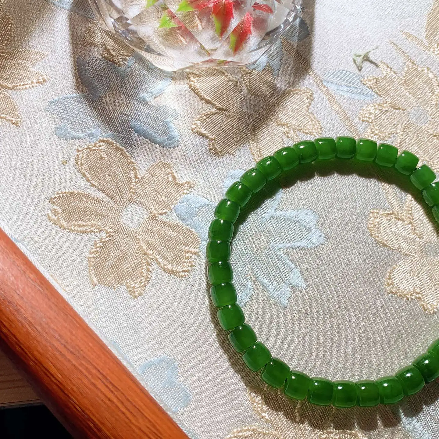 和田玉鲜阳绿俄罗斯碧玉直切老型珠手串 单颗尺寸5/6重13克。玉质细腻油润。手推出油。佩戴高端典雅。lt251107