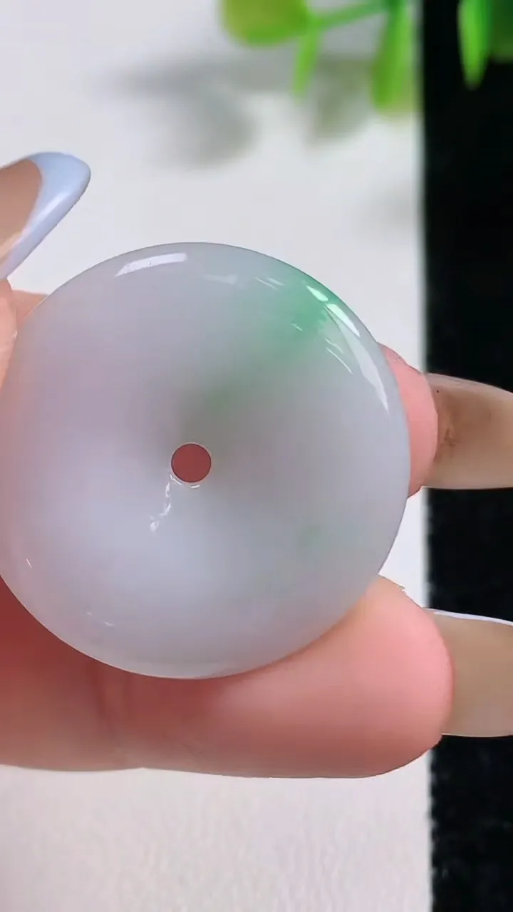 天然A货翡翠平安扣吊坠，尺寸27.4-3.9，重量:6.95g
11月10日