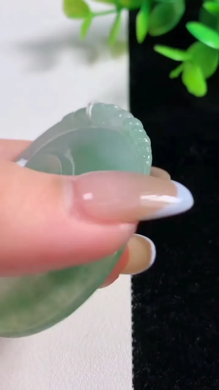 天然A货翡翠如意吊坠，尺寸54.2-47.3-6.7，重量:31.00g
11月10日