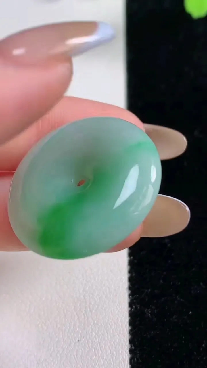 天然A货翡翠平安扣吊坠，尺寸28.4-5.4，重量:9.28g
11月10日