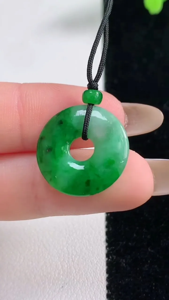 天然A货翡翠平安环吊坠，尺寸19-2.7，重量:2.13g
11月10日