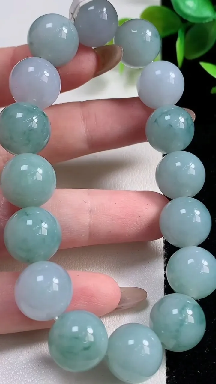 天然A货翡翠种飘花圆珠手串16颗，尺寸12.8，重量:57.80g11月10日
工厂直销收藏佳品,种好水足，色泽均匀，有种有色，上手高大气！