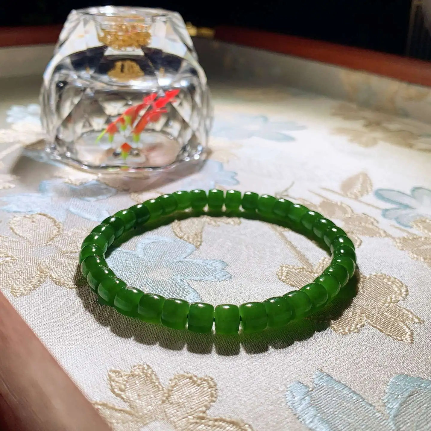 和田玉鲜阳绿俄罗斯碧玉直切老型珠手串 单颗尺寸5/6重13克。玉质细腻油润。手推出油。佩戴高端典雅。lt251107