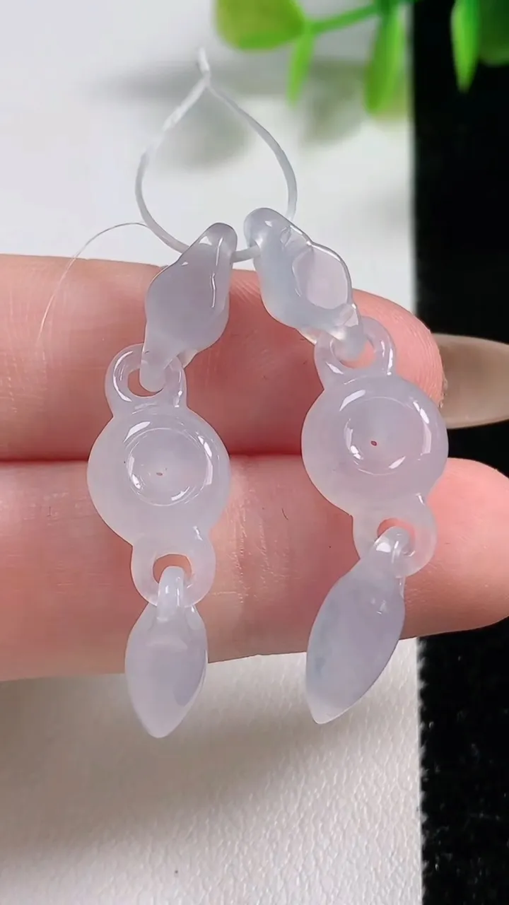 天然A货翡翠平安扣吊坠一对，尺寸31.2-10-5.4，重量:5.81g
11月10日